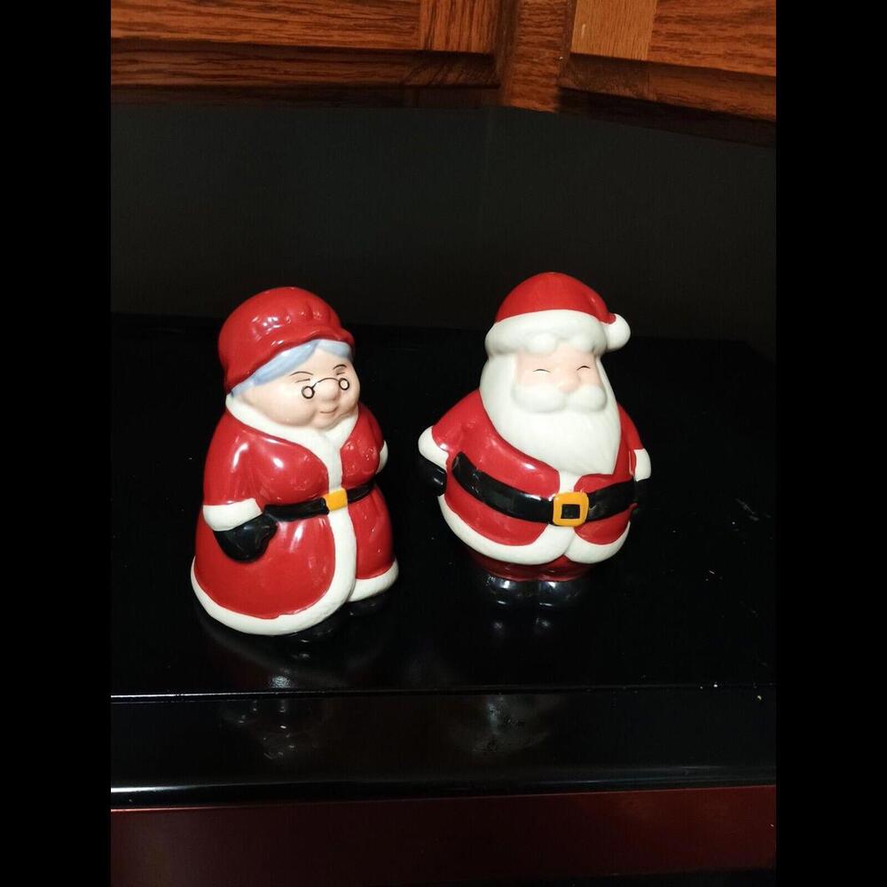 Santa Claus and Mrs. Claus Salt and Pepper Shakers Red Black